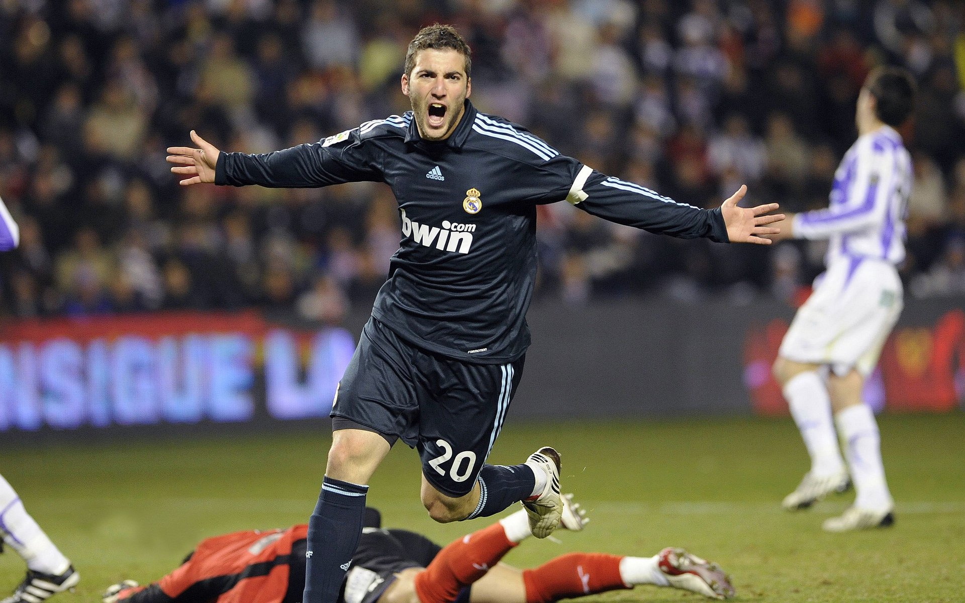 爱游戏体育在线赛事-意甲豪门展开激烈争夺，球员表现成为焦点，意甲曾经的豪门