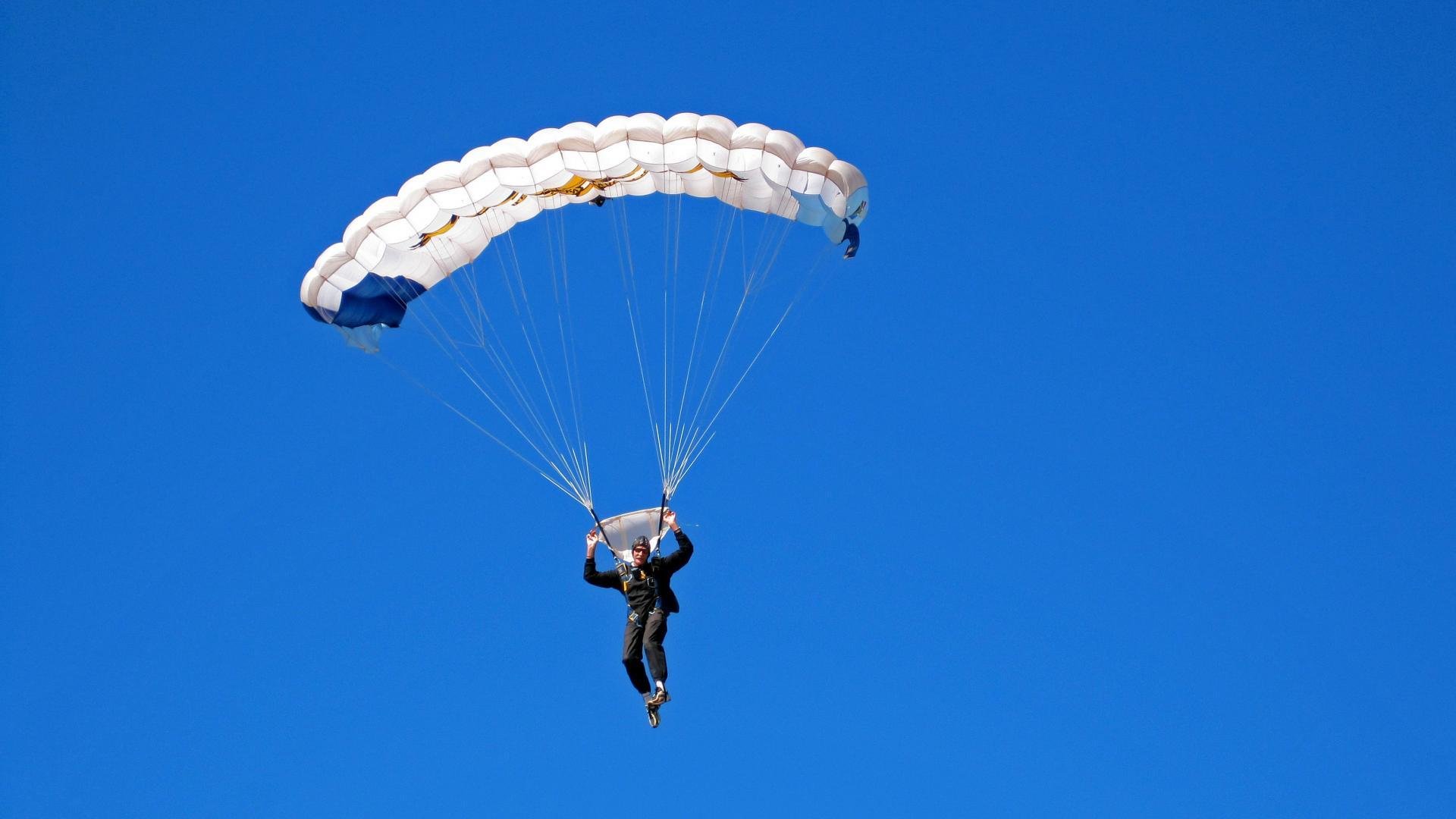 自行车下坡赛成都赛区，选手飞跃障碍夺冠，自行车下坡最快速度