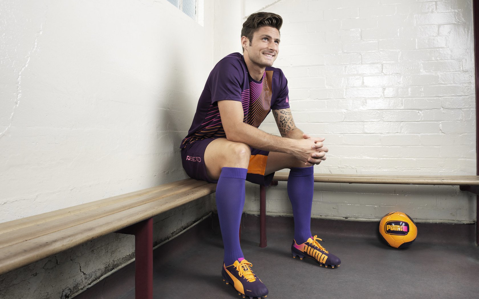 ayx体育ios下载-英超豪门疯狂引援，超级中场千万巨资闪耀赛场，英超足球豪门